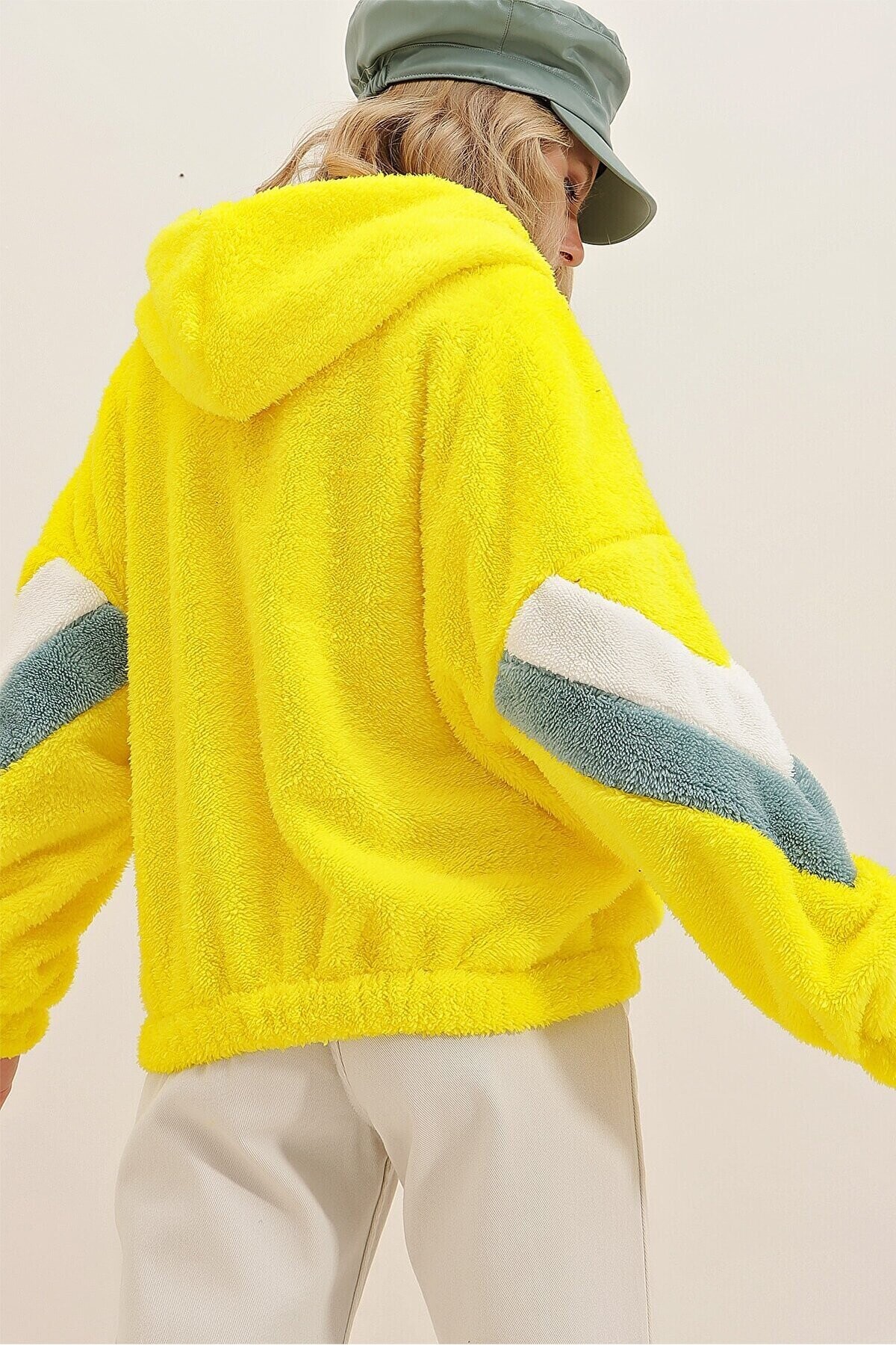 Kolları Renk Bloklu Oversize Peluş Sweatshirt