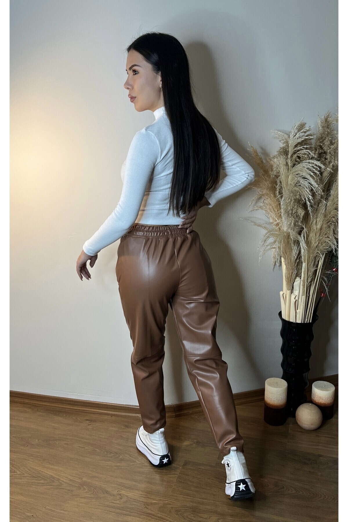 Beli Lastikli Düz Paça Suni Deri Pantolon