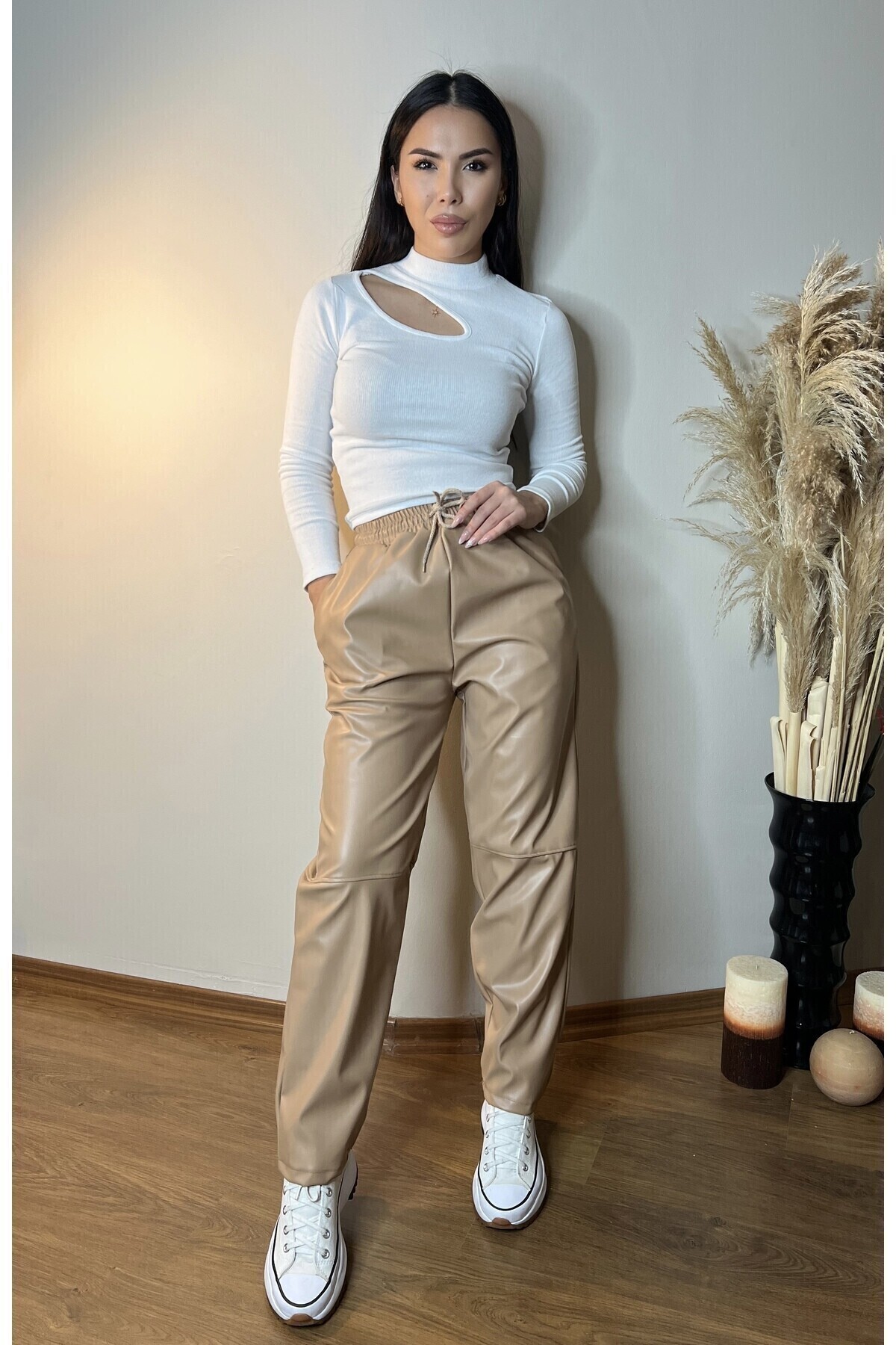 Beli Lastikli Düz Paça Suni Deri Pantolon