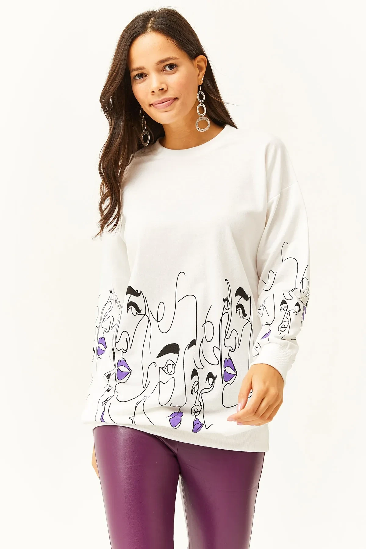 Kadın Beyaz Yüz Figürlü Oversize Sweatshirt