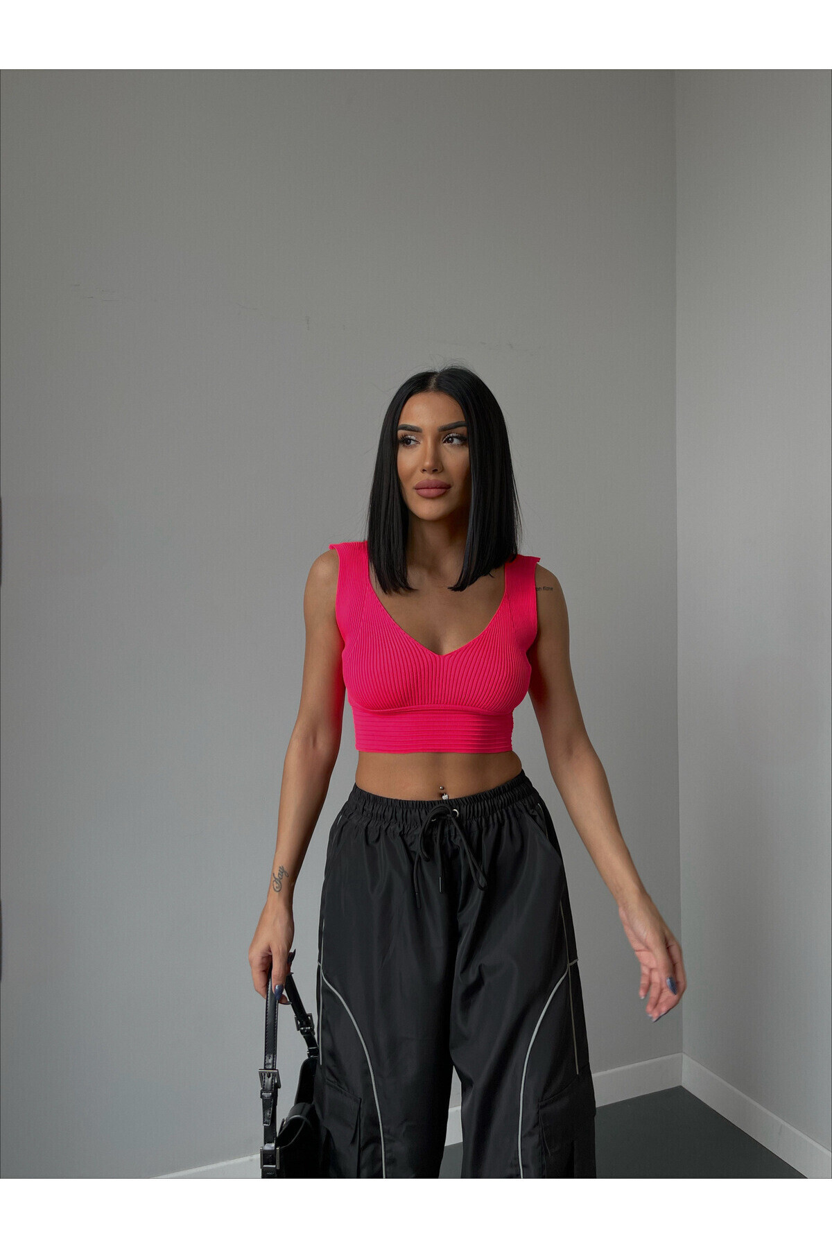 V Yaka Triko Crop Bluz