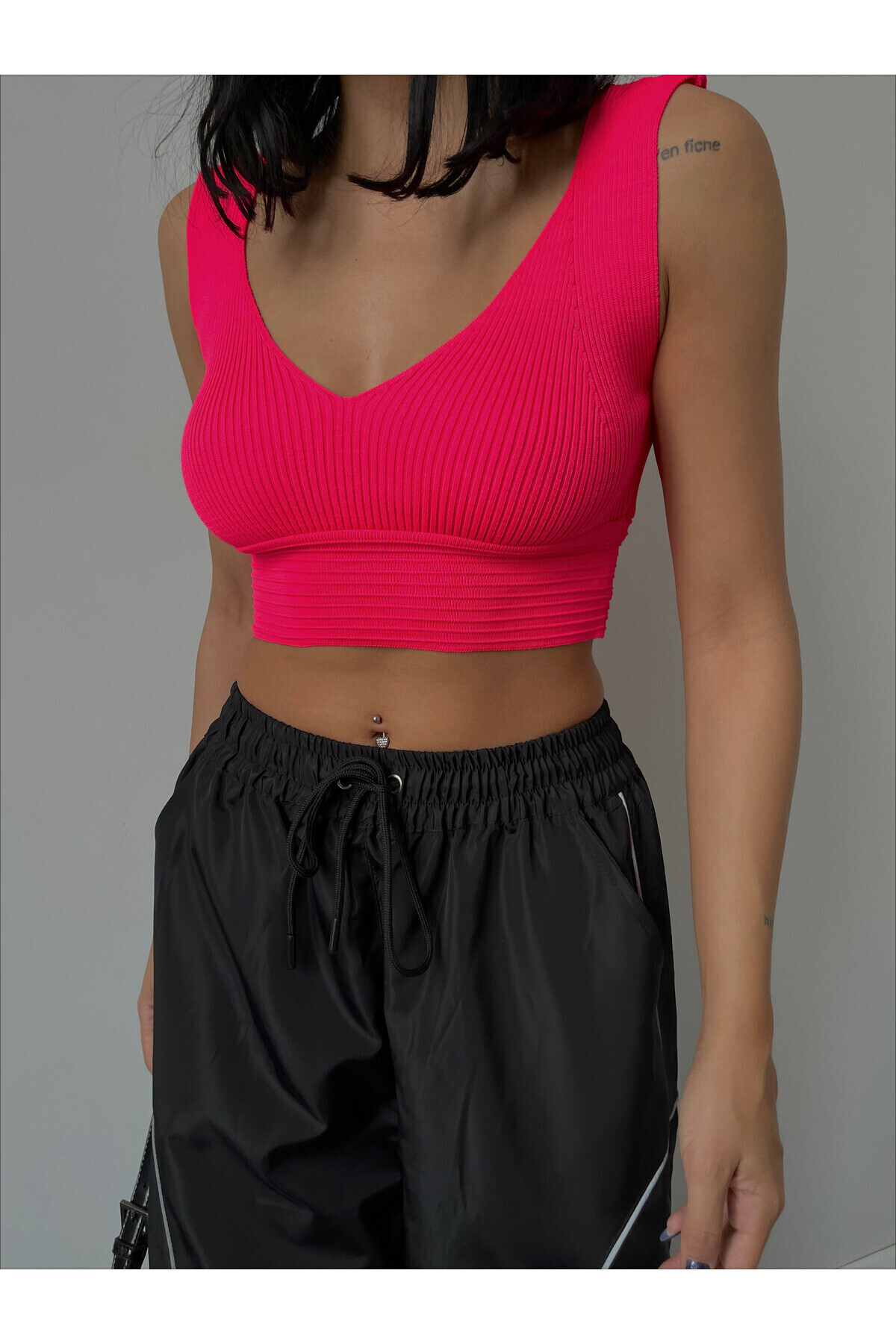 V Yaka Triko Crop Bluz
