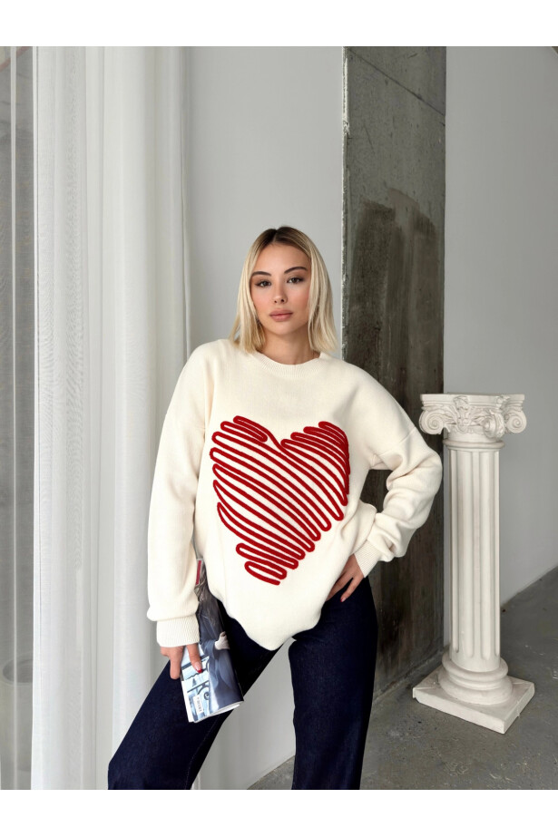 Beyaz Kabartma Büyük Kalpli Triko Kazak