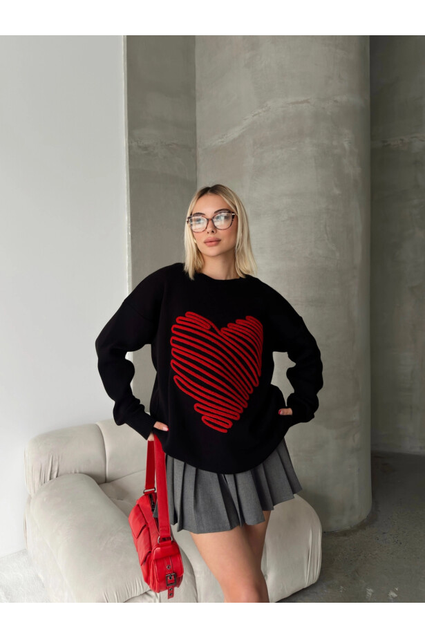 Siyah Kabartma Büyük Kalpli Triko Kazak